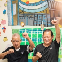 服務對象開心的舉起手參與活動的照片