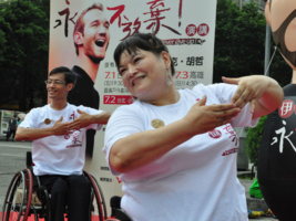 輪椅舞團舞者熱情演出，展現活力