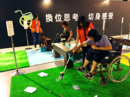 參與者體驗輪椅，感受並反思無障礙環境