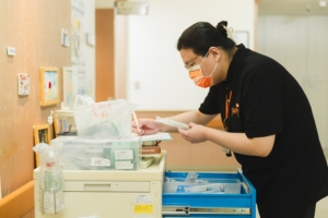 護理師仔細核對工作內容