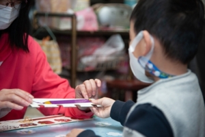 教保員陪同服務對象學習辨識圖像