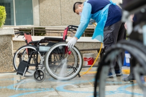 輔具清潔人員進行清潔工作